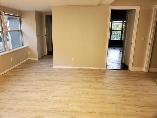 Foto del edificio - 101 E Hallsell St