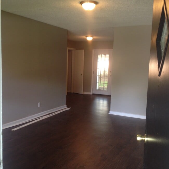 Building Photo - **AVAILABLE NOW**3 Bedroom / 1 Bathroom Ho...