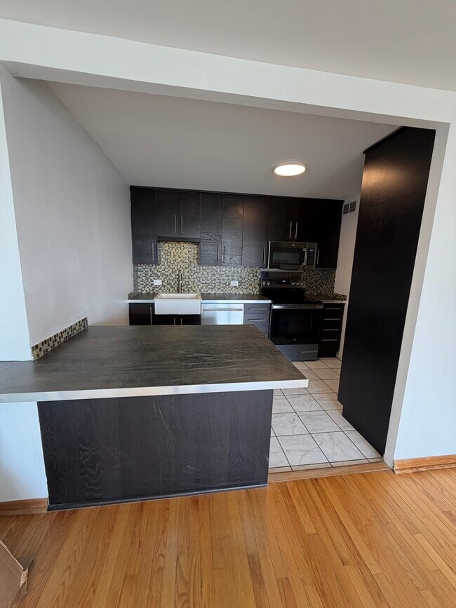 Foto del edificio - 3930 N Pine Grove Ave
