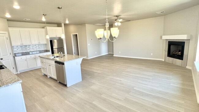 Building Photo - Stunning 3 Bedroom, 2 Bathroom Home in Cou...