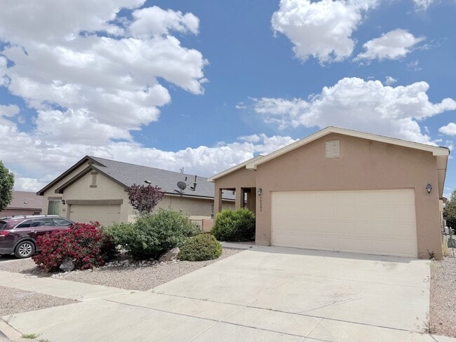 Building Photo - Beautiful 3 bed 2 bath in SW Albuquerque! Spacious layout. New Flooring! 2 Car Garage. Near 98th ...