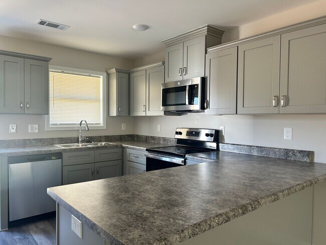 Foto del edificio - Three bedroom three bath available now!