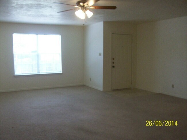 Spacious living area - 2302 Stone Hollow Dr