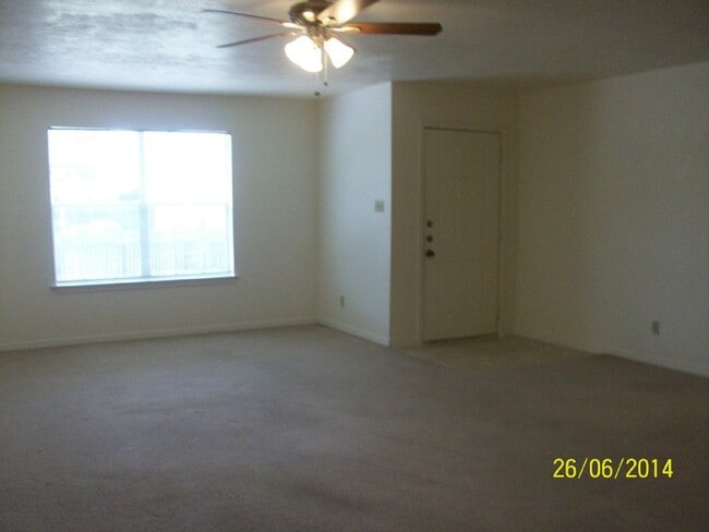 Spacious living area - 2302 Stone Hollow Dr