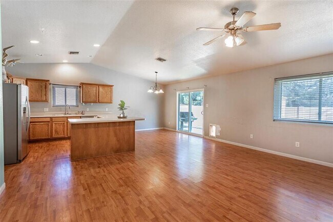 Building Photo - 4 BEDROOM SOLAR HOME - MOVE IN SPECIAL $$$