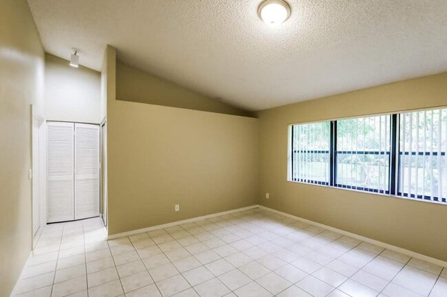 Foto del edificio - 20241 NW 8th St