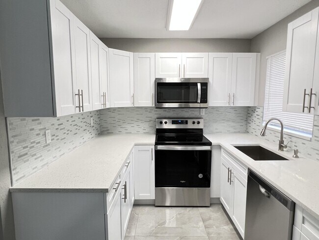 Foto del edificio - 4696 Collier Rd