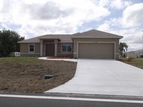 Building Photo - 497 MacArthur Dr