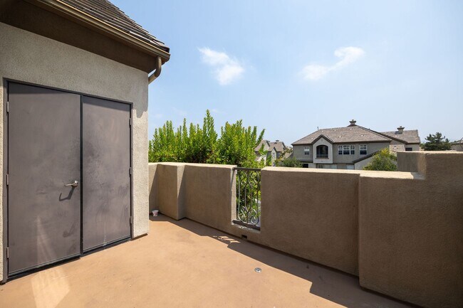 Foto del edificio - Spacious 3 bedroom condo now off Olympic P...