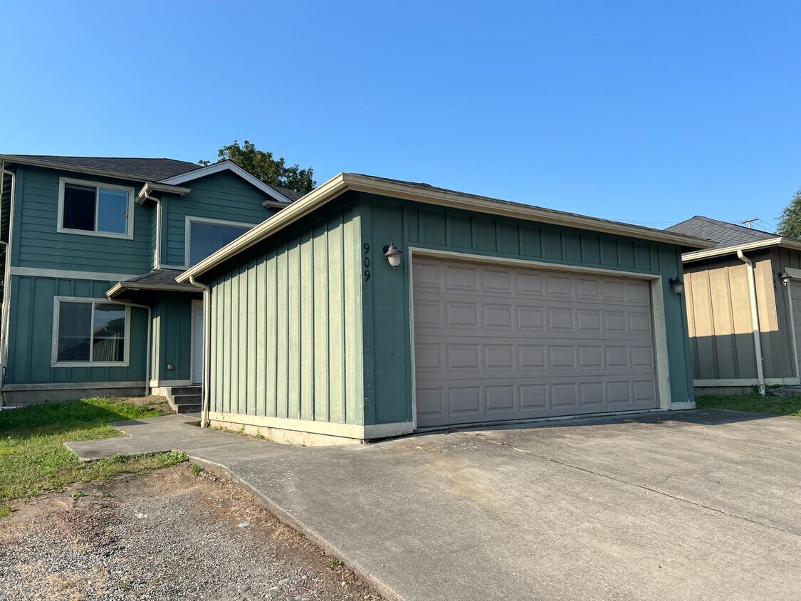 Foto principal - 5 Bedroom 2.5 Bath House with detached gar...