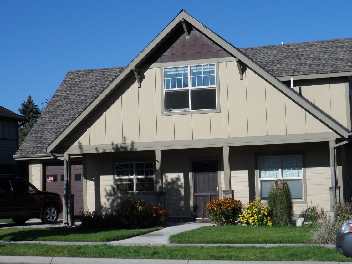 Primary Photo - Beautiful 4 bedroom Home located in Centra...
