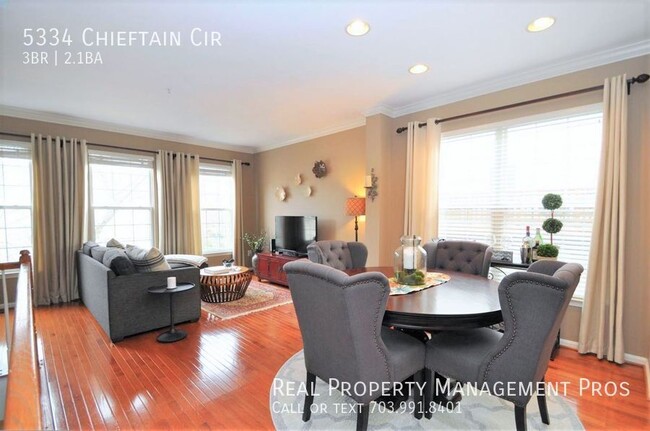 Foto del edificio - Gorgeous 4 Level End Unit in Upscale Windy...