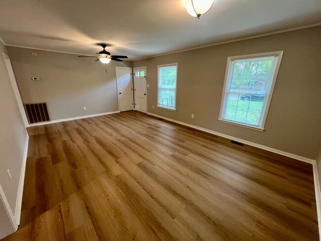 Building Photo - 3 Bed 1.5 Bath W. Bonus, Renovated Full Br...