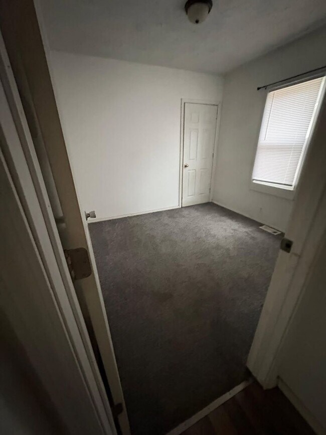 Foto del edificio - ** Move in Special ** 2-Bedroom, 1-Bathroom Home with Basement – $1,075/Month