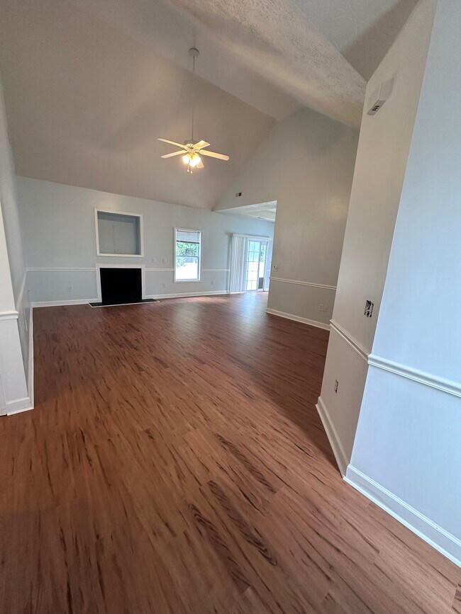 Foto del edificio - 117 Jessica Lakes Dr