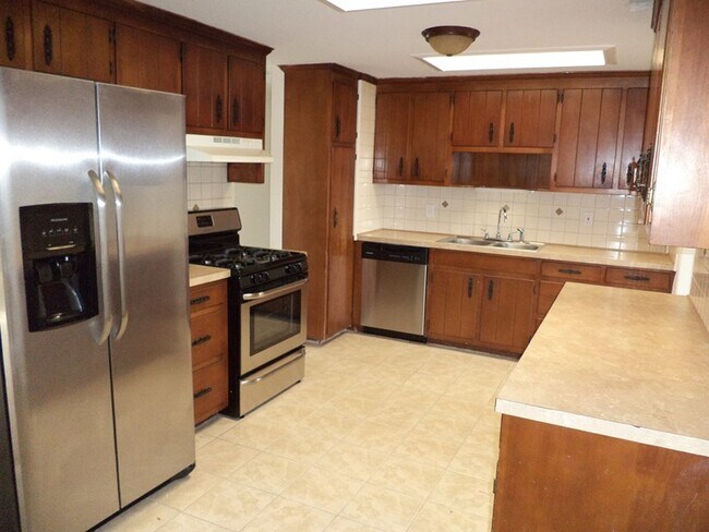 Foto del edificio - 4 Bedroom Single Family Home in Hampton