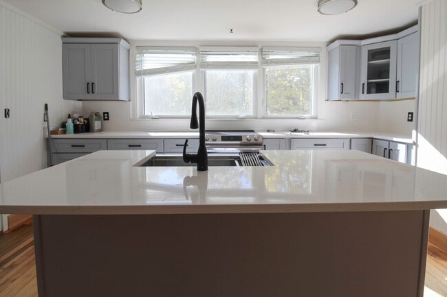 Foto del edificio - Beautiful 3-Bedroom Colonial on 1.3 Acres ...