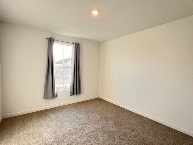 Building Photo - Northwest Bakersfield