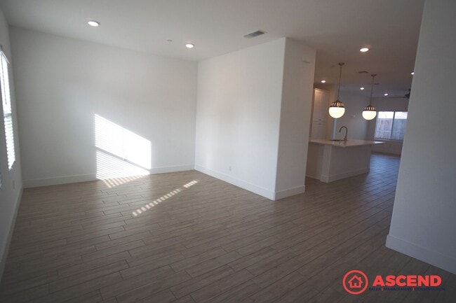 Foto del edificio - Spacious 5-Bedroom Home in Gossamer Grove with Solar & Modern Kitchen