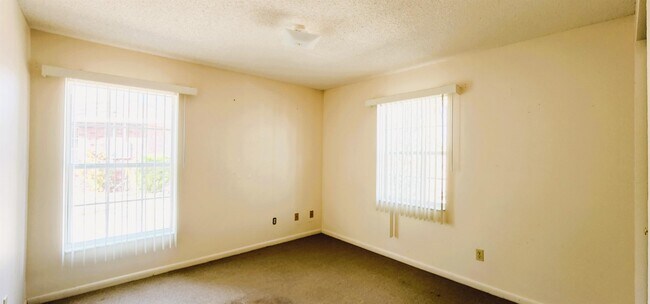 Foto del edificio - 1426 Thousand Roses Dr S