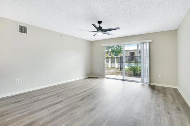 Foto del edificio - 1700 Crestwood Ct S