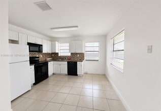 Building Photo - 407 NW 7th Ct