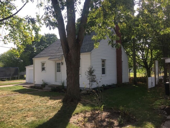 Building Photo - Beautiful Remodeled 3-Bedroom, 1-Bathroom ...