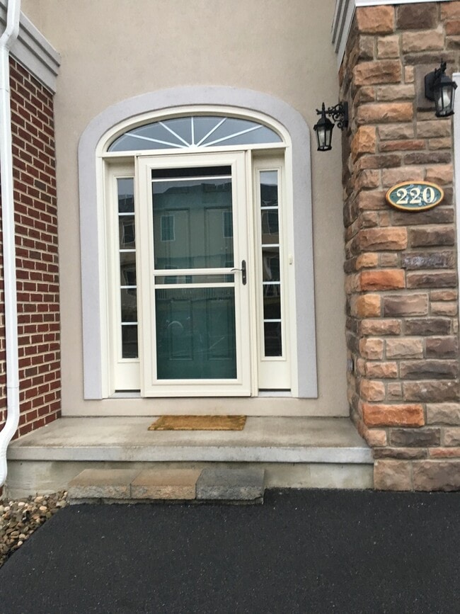 Building Photo - 3 Bedroom, 3 1/2 Bath Condo