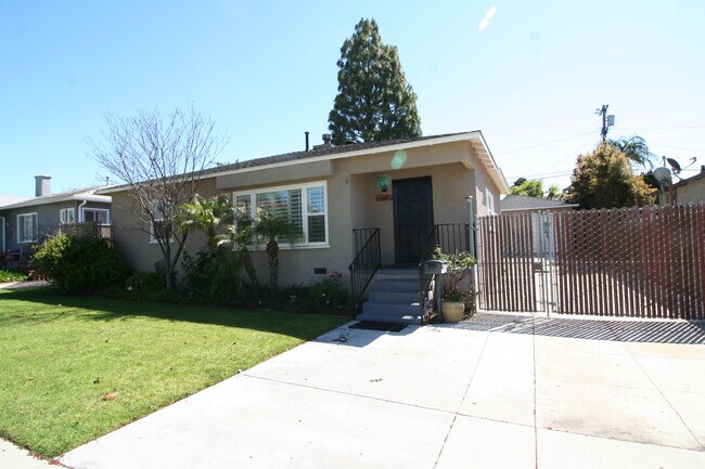 Foto del edificio - 8318 Gonzaga Ave
