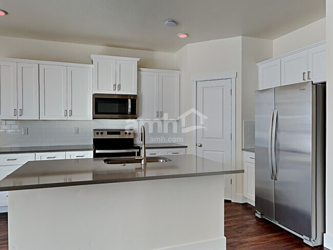 Building Photo - 749 S Rocker Ave