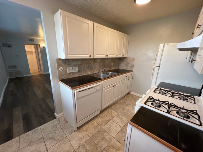 Garden Level Studio Within Walking Distance to Exposition Park! - Garden Level Studio Within Walking Distance to Exposition Park! Apartment