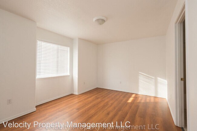 Building Photo - 2571 NW Cedar Ave
