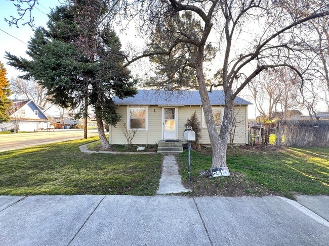 Building Photo - 2510 S Gekeler Ln