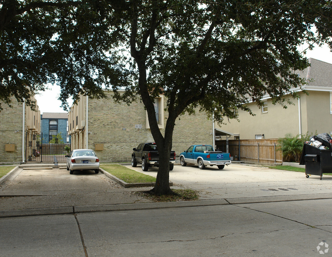 Building Photo - 2220 Houma Blvd