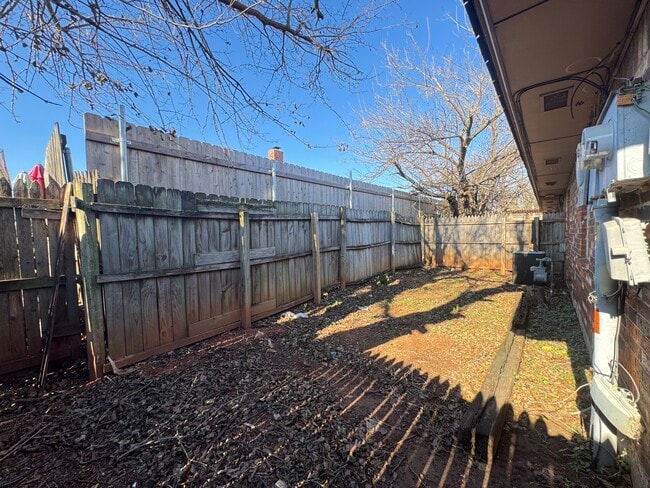 Foto del edificio - 9915 Larkspur Ln