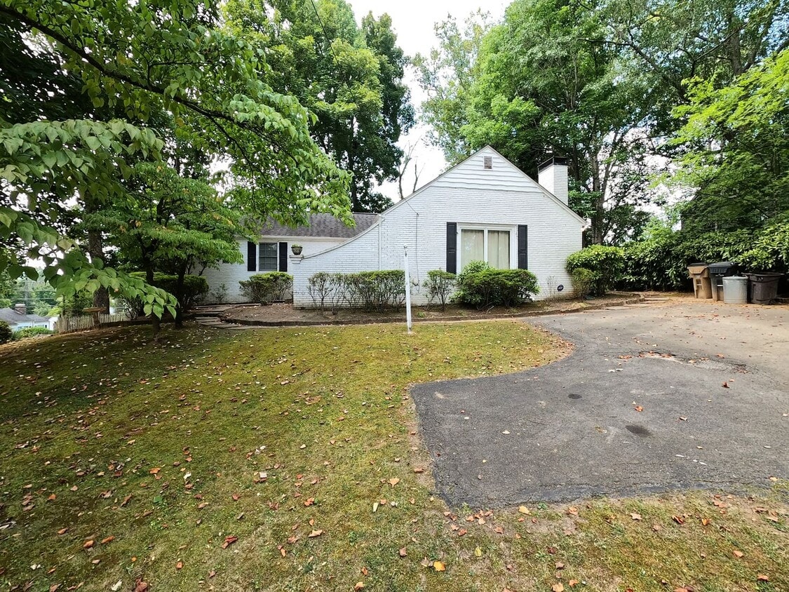 Primary Photo - SOUTH KNOXVILLE 3 BEDROOM, 1 BATH HOME IN ...