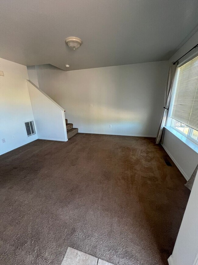 Foto del edificio - 2 Bedroom, 1.5 Bathroom - Upstairs/Downsta...