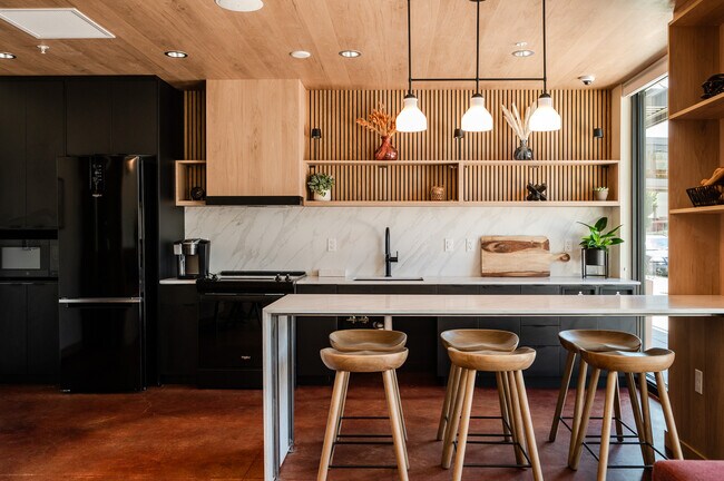 Sala de estar para residentes con cocina de entretenimiento - Rivenwood