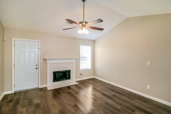 Building Photo - 608 Fieldcrest Dr