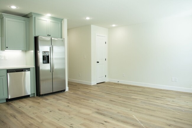 Building Photo - Newer Townhouse in the heart of West Fork !