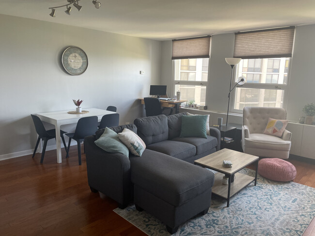Foto del edificio - 2626 N Lakeview Ave