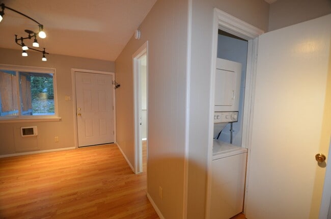 Building Photo - Unfurnished, 10 minutes from Downtown Breck!