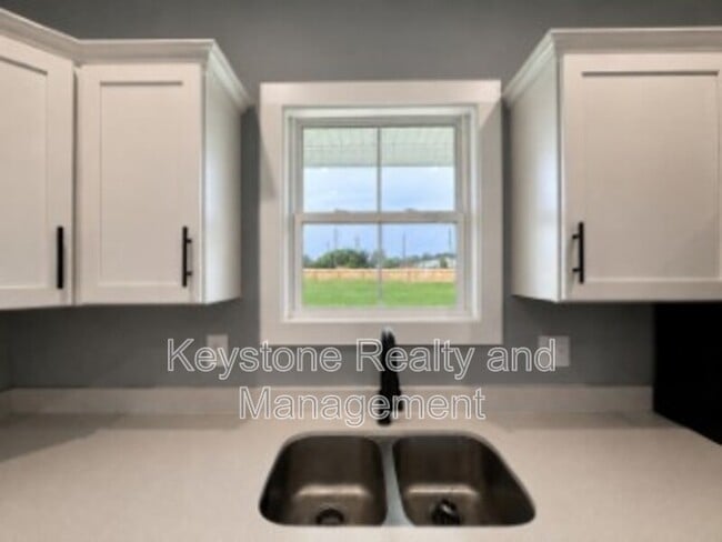 Building Photo - 605 Colonelette Dr