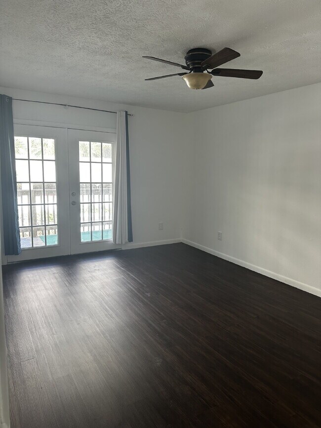 Foto del edificio - "Coastal Comfort Awaits: Charming 2-Bed Co...