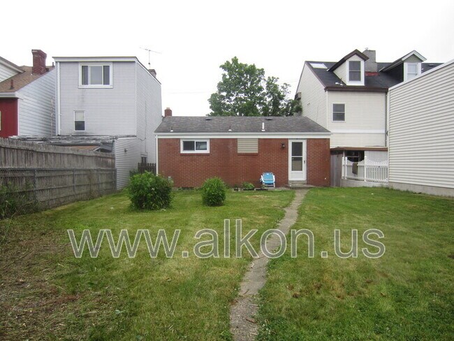 Building Photo - 4785 Yew St