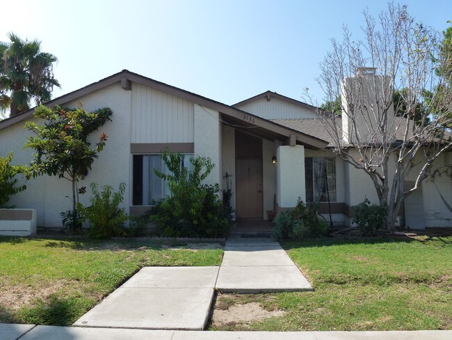 Foto del edificio - 3136 E Orangethorpe Ave