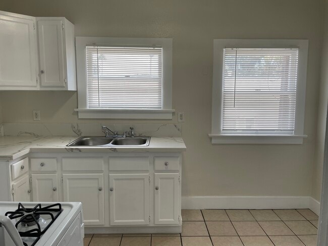 Kitchen w/ Breakfast Nook - 443 W 11th St