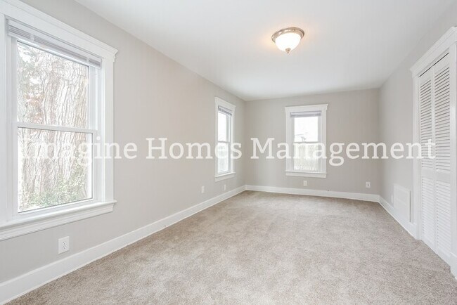 Building Photo - Remodeled Rocky River Home