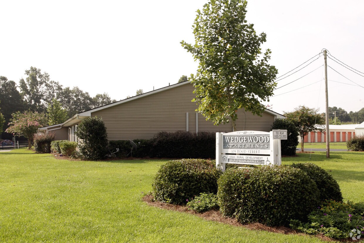 Building Photo - Wedgewood Apartments