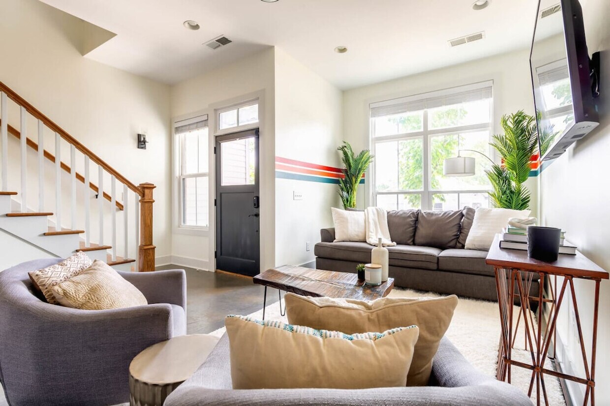Foto principal - 1063 E Trinity Ln